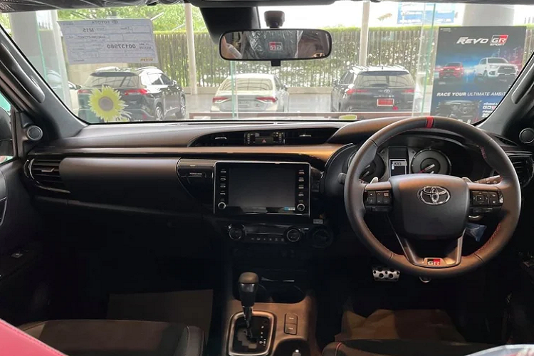 Về an toàn và hỗ trợ lái, Hilux Revo GR Sport 2022 được trang bị hệ thống cảnh báo điểm mù, cảnh báo phương tiện cắt ngang khi lùi, cảnh báo trước chạm PCS, cảnh báo chệch làn đường với. Điều khiển hành trình sử dụng radar (Dynamic Radar Cruise Control) và camera 360 độ.