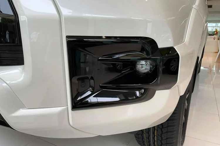 Dàn chân lắp bộ mâm 18 inch thiết kế mới đi cùng với kẹp phanh (heo phanh) được sơn màu Đỏ bắt mắt. Ngoài ra, Hilux Revo GR Sport còn được thiết kế tem mới ở thùng sau.