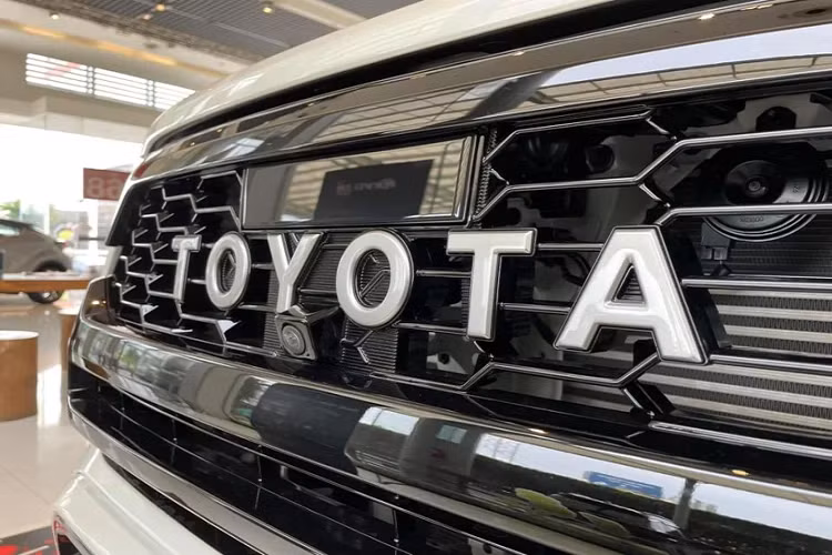 Ngoại thất của Toyota Hilux Revo GR Sport sở hữu phong cách thiết kế thể thao, hầm hố khi được thiết kế bởi Toyota Gazoo Racing. Xe sở hữu cụm lưới tản nhiệt góc cạnh và trang bị logo chữ “TOYOTA”. Các chi tiết như Cụm lưới tản nhiệt, cản trước và ốp đèn sương mù được sơn màu đen bóng.