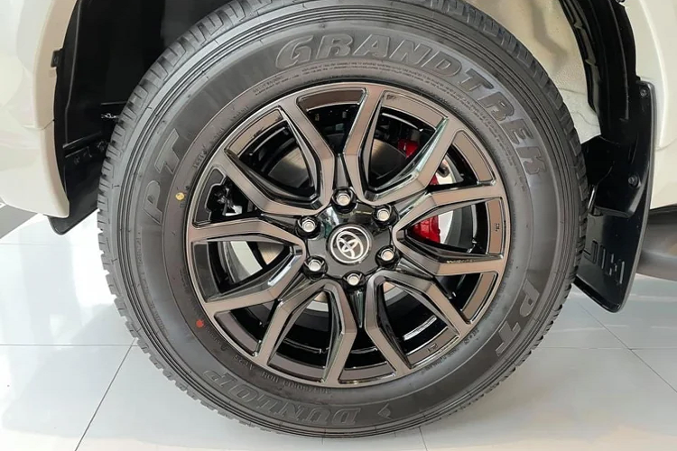 Toyota Hilux Revo GR Sport sử dụng động cơ dầu 2.8L tăng áp đơn (1GD-FTV) mang công suất 201 mã lực tại 3.400 vòng/phút và mô men xoắn cực đại 500Nm tại dải vòng tua từ 1.600 - 2.800 vòng/phút.