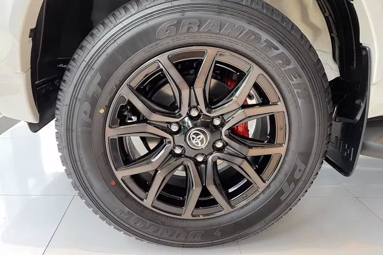 Toyota Hilux Revo GR Sport sử dụng động cơ dầu 2.8L tăng áp đơn (1GD-FTV) mang công suất 201 mã lực tại 3.400 vòng/phút và mô men xoắn cực đại 500Nm tại dải vòng tua từ 1.600 - 2.800 vòng/phút.