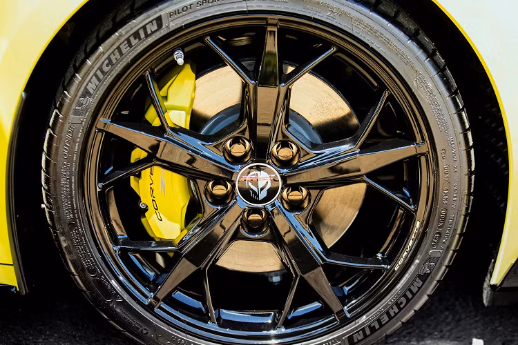 Đối với phiên bản giới hạn này, khách hàng có thể lựa chọn xe với ngoại thất màu vàng Accelerate với các đường kẻ sọc kép màu xám hoặc ngoại thất của xe màu xám Hypersonic Grey với các đường kẻ sọc kép màu vàng thể thao.