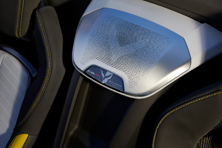 Ngoài ra, phiên bản giới hạn này còn sở hữu một số trang bị tiêu chuẩn như cánh lướt gió lớn phía sau bằng carbon, cùm phanh màu vàng thể thao, bộ mâm 5 chấu màu đen ấn tượng, tâm bánh xe được trang bị logo Corvette Racing “Jake”, hệ thống gương chiếu hậu được trang bị ốp carbon, các phần líp ốp cũng được sơn đen hầm hố.