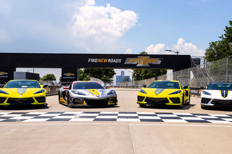 Hai tay đua Jordan Taylor và Antonio Garcia của Corvette Racing đã cầm lái phiên bản mới IMSSA GTLM Championship Edition mang số thứ tự 3 chạy qua cầu Belle Isle’s MacArthur và bắt đầu vào đường đua. Người đồng đội Nick Tandy đã dẫn đầu dàn xe với chiếc Corvette Stingray trên đường đua, mẫu xe này cũng đã được lựa chọn làm xe dẫn đường chính thức cho giải đua Detroit Grand Prix 2021.