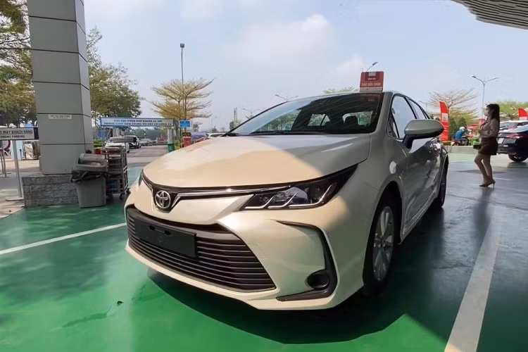 Toyota Corolla Altis bat ngo giam toi 80 trieu dong tai dai ly-Hinh-3