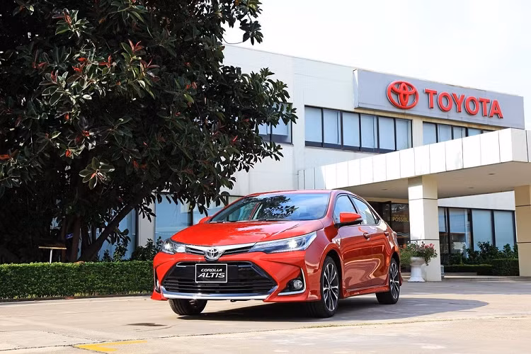Toyota Corolla Altis bat ngo giam toi 80 trieu dong tai dai ly