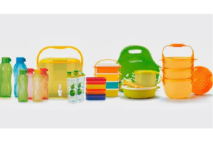 Đồ nhựa: Dùng đồ nhựa bảo quản thực phẩm, đồ uống vốn dĩ đã không tốt, bảo quản ở môi trường nóng như trong ô tô mùa hè càng vô cùng nguy hại. Những đồ vật bằng nhựa khi bị đặt trong môi trường khắc nghiệt là khoang ô tô dưới nắng hè, những hoá chất trong đồ nhựa chứa thực phẩm hay đồ uống sẽ “loạn chiến”, chúng “xâm lược” vào thực phẩm, đồ uống của chúng ta khiến cho nguy cơ về bệnh tật càng tăng lên rất nhiều.