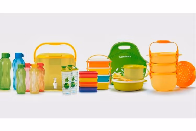 Đồ nhựa: Dùng đồ nhựa bảo quản thực phẩm, đồ uống vốn dĩ đã không tốt, bảo quản ở môi trường nóng như trong ô tô mùa hè càng vô cùng nguy hại. Những đồ vật bằng nhựa khi bị đặt trong môi trường khắc nghiệt là khoang ô tô dưới nắng hè, những hoá chất trong đồ nhựa chứa thực phẩm hay đồ uống sẽ “loạn chiến”, chúng “xâm lược” vào thực phẩm, đồ uống của chúng ta khiến cho nguy cơ về bệnh tật càng tăng lên rất nhiều.