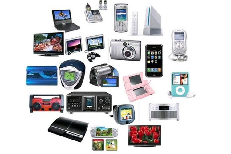 Đồ điện tử: Khi để đồ điện tử như smartphone, máy vi tính, máy ảnh… ở trong xe phơi dưới nắng hè, một loạt linh kiện có thể bị biến dạng, mất chức năng sử dụng. Đáng sợ hơn, trong nhiều trường hợp bị quá nhiệt, pin của các thiết bị điện tử hoàn toàn có thể phát nổ. Bởi vậy, để đồ điện tử trong xe vào mùa hè nắng nóng sẽ rất dễ hư hỏng thậm chí gây nguy hiểm cho người sử dụng