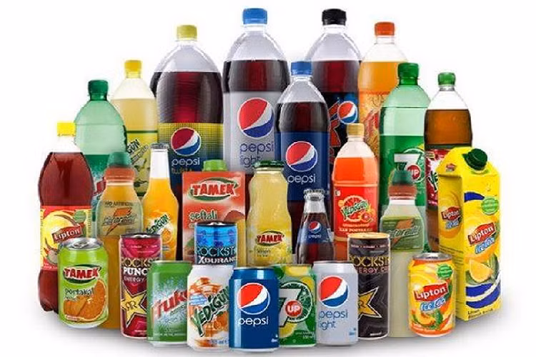 Đồ uống có ga: Việc đỗ ôtô dưới trời nắng nóng cả ngày sẽ biến không gian trong xe nóng nực và yếm khí chẳng khác nào một cái lò hấp. Nhiều trường hợp, nhiệt kế trong xe có thể báo lên đến trên 80 độ C, tức là đã gần đến nhiệt độ sôi của nước. Đáng lưu ý là trong môi trường nóng, khô, yếm khí như vậy, những lon đồ uống có ga như Pepsi, Coke… có thể bục vỡ, thậm chí phát nổ nhỏ bất kỳ lúc nào.