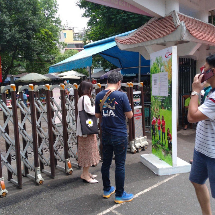  Du khách khai báo y tế trước khi vào Vườn thú Hà Nội 