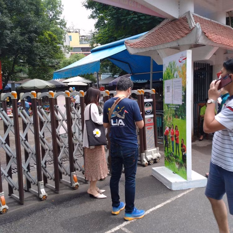  Du khách khai báo y tế trước khi vào Vườn thú Hà Nội 