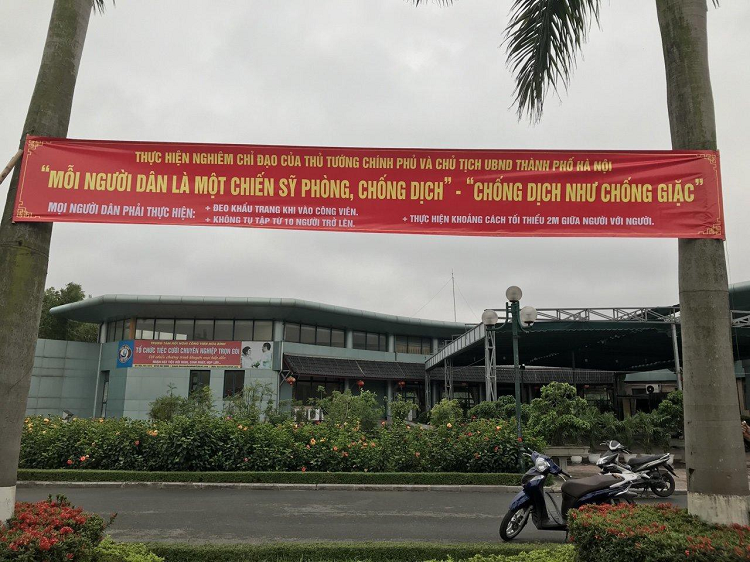 Công viên Hòa Bình hiện cũng đã được lắp barrie, không cho người dân vào tập thể dục bên trong công viên