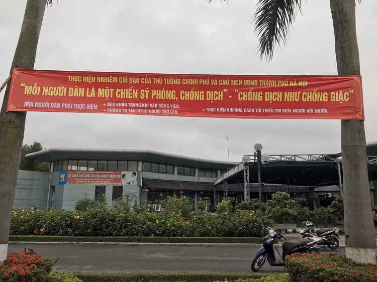 Công viên Hòa Bình hiện cũng đã được lắp barrie, không cho người dân vào tập thể dục bên trong công viên