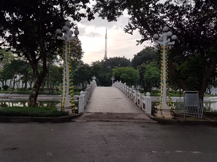 Từ sáng sớm, lực lượng công an các phường cùng bảo vệ công viên lập các chốt ở cổng vào để hướng dẫn, tuyên truyền cho người dân.