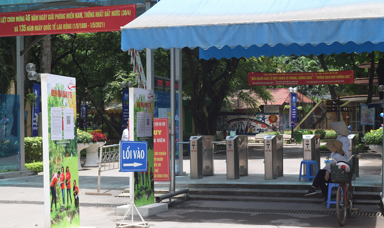 UBND thành phố Hà Nội yêu cầu người dân không tập thể dục tại các công viên, vườn hoa áp dụng từ 0 giờ ngày 5/5, tuân thủ khoảng cách tối thiểu 1 mét giữa người với người. Hôm nay, các công viên lớn của Hà Nội như Thống Nhất, Tuổi Trẻ... đều đồng loạt đóng cửa.