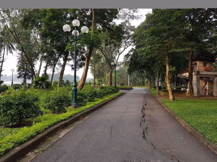 Những con đường vắng vẻ hiếm thấy bên trong công viên Thống Nhất, bởi thường ngày rất đông người dân tập thể dục trong khuôn viên này. Mỗi cổng ra vào Công viên đang có chốt trực của lực lượng bảo vệ 