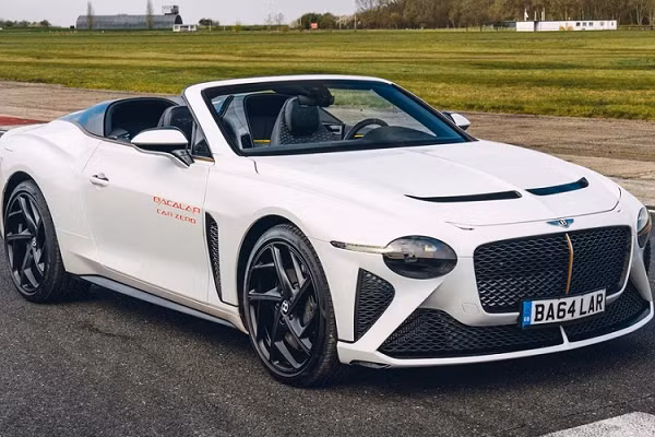  Bentley Mulliner Bacalar 2021 mới là mẫu xe mui trần đặc biệt đã lần đầu tiên trình làng vào đầu tháng 4 năm nay. Đây là mẫu xe do bộ phận Mulliner của hãng Bentley tạo ra dựa trên Continental GTC mui trần và chỉ có số lượng sản xuất đúng 12 chiếc. Với giá bán lên đến 1,5 triệu Bảng (khoảng 2 triệu USD hay 48 tỷ đồng), Mulliner Bacalar đương nhiên khiến hãng Bentley phải tốn khá nhiều công sức trong quá trình sản xuất.