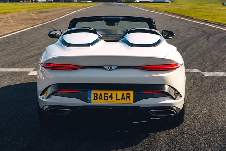 Nằm bên dưới nắp ca-pô của Bentley Mulliner Bacalar là khối động cơ W12, tăng áp kép, dung tích 6.0L, sản sinh công suất tối đa 650 mã lực. Đây là động cơ dùng chung với Bentley Continental GT Speed.