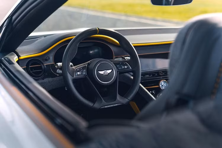 Thêm vào đó là hốc bánh sau mới, không phồng lên theo phong cách cổ điển như Bentley Continental GTC. Một điểm nhấn nữa của Bentley Mulliner Bacalar chính là thiết kế 2 vòm (double bubble) ở phía sau nội thất. Đặc biệt, mẫu xe mui trần này không hề có nóc, dù là nóc tạm thời trong trường hợp khẩn cấp.