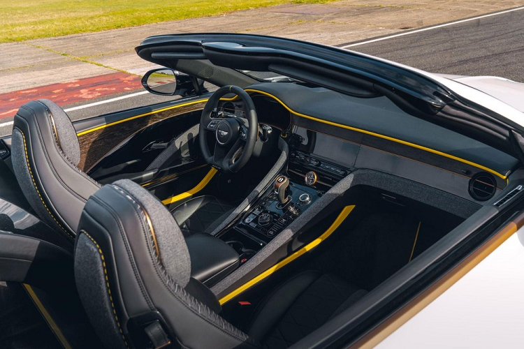 Ngoài ra, Bentley Mulliner Bacalar triệu đô còn được trang bị lưới tản nhiệt cỡ lớn, 2 khe gió trên nắp ca-pô và cụm đèn pha tràn ra chắn bùn hai bên. Đây là những chi tiết thiết kế lấy cảm hứng từ mẫu xe concept Bentley EXP 100 GT ấn tượng, ra mắt vào năm 2019. Tương tự như thế, thiết kế đuôi xe trũng ở giữa và cụm đèn hậu thanh mảnh của Bentley Mulliner Bacalar cũng học hỏi từ EXP 100 GT.