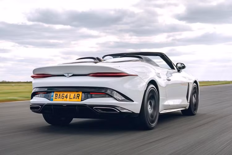 Không chỉ mạnh hơn Continental GTC tiêu chuẩn, Bentley Mulliner Bacalar còn nhẹ hơn 30 kg với trọng lượng 2.384 kg. Những thông số này giúp xe tăng tốc từ 0-96 km/h trong 3,5 giây.