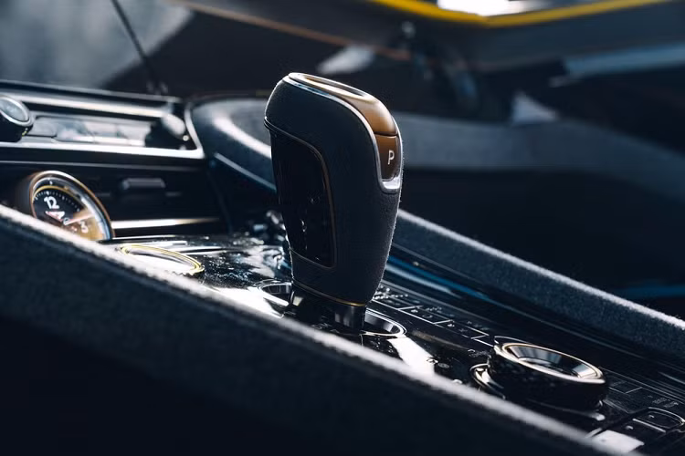 Bên trong Bentley Mulliner Bacalar xuất hiện 2 ghế thể thao và mặt táp-lô ốp bằng gỗ màu tối. Gỗ dùng trong xe được ngâm trong đầm lầy chua, hồ và sông ở miền Đông nước Anh trong suốt 5.000 năm. Ngoài ra, hãng Bentley còn dùng chất liệu len cho mặt táp-lô, ghế và mặt cửa của xe