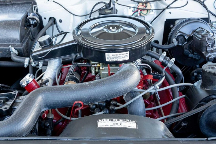 Khoang phía trước có 3 chỗ ngồi riêng lẻ với bộ ba ghế Baja Bucket của Solar Automotive Products, chúng được Mohs sửa đổi để xoay và bù lại lực ly tâm. 