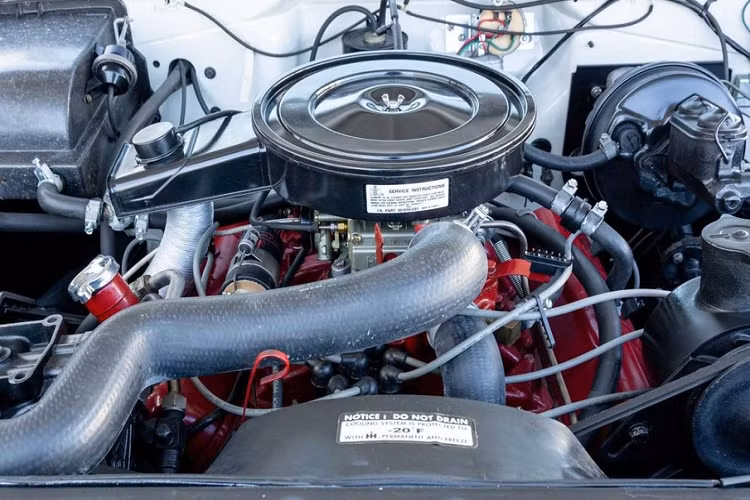 Khoang phía trước có 3 chỗ ngồi riêng lẻ với bộ ba ghế Baja Bucket của Solar Automotive Products, chúng được Mohs sửa đổi để xoay và bù lại lực ly tâm. 