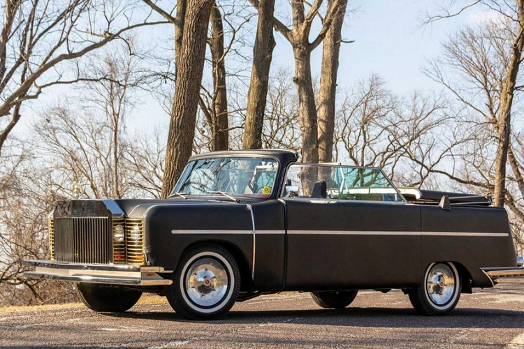 Bản thân chiếc xe được chế tạo dựa trên khung gầm của một chiếc International Harvester Travelall 1969. Tuy nhiên, trái với vẻ thẩm mỹ vượt thời gian của xe cơ sở, SafariKar có vách ngăn giữa khoang động cơ và cabin bằng hợp kim nhôm-vonfram được bọc trong các tấm nhôm - sau đó được đệm bằng xốp polyurethane và bọc bằng da nhân tạo Naugahyde màu đen. Bên cạnh đó, chiếc xe cũng tự hào có một cặp cửa trượt để dễ dàng ra vào, một đặc điểm làm tăng thêm phong cách những năm 1970.