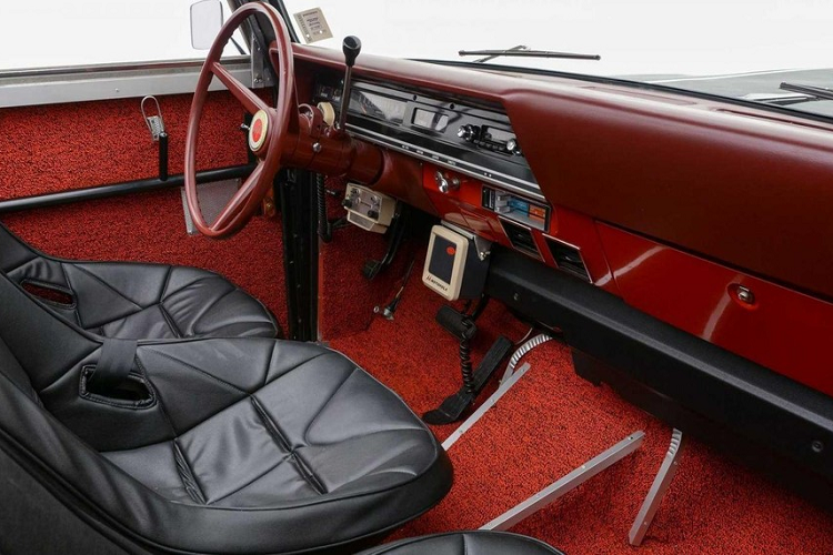 Ngoài ra, trong khoang lái còn có đài AM/FM cùng với thiết bị CB. Quan trọng nhất, SafariKar có trang bị một hệ thống điều hòa không khí, nhưng tiếc là không hoạt động trên nguyên mẫu này. Trong khi đó, đồng hồ công tơ mét của xe cho thấy nó mới chạy chưa tới 100 km. 