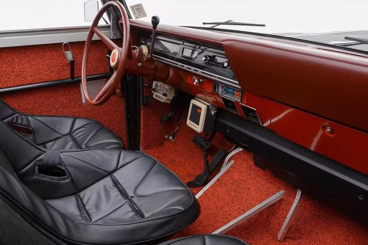 Ngoài ra, trong khoang lái còn có đài AM/FM cùng với thiết bị CB. Quan trọng nhất, SafariKar có trang bị một hệ thống điều hòa không khí, nhưng tiếc là không hoạt động trên nguyên mẫu này. Trong khi đó, đồng hồ công tơ mét của xe cho thấy nó mới chạy chưa tới 100 km. 