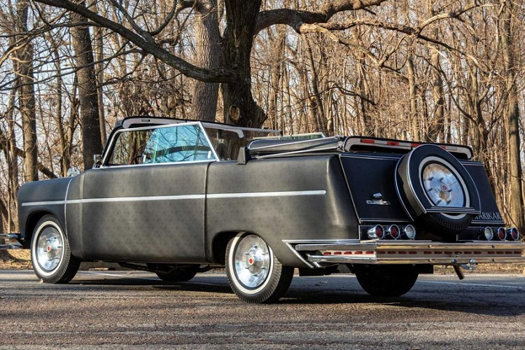 Mohs SafariKar vẫn giữ nguyên khối động cơ V8 dung tích 6,4 lít dưới nắp capô, phối hợp với một bộ chế hòa khí Holley. Tuy nhiên, trọng điểm của chiếc xe này không phải ở việc chạy nhanh mà là cung cấp một không gian thật dễ chịu cho những chuyến đi săn ngoài hoang dã.