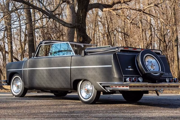 Mohs SafariKar vẫn giữ nguyên khối động cơ V8 dung tích 6,4 lít dưới nắp capô, phối hợp với một bộ chế hòa khí Holley. Tuy nhiên, trọng điểm của chiếc xe này không phải ở việc chạy nhanh mà là cung cấp một không gian thật dễ chịu cho những chuyến đi săn ngoài hoang dã.