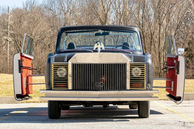 Nhà phát minh và doanh nhân Bruce Baldwin Mohs là người đã nảy ra ý tưởng tạo nên một chiếc xe Mohs SafariKar đi săn tối thượng như thế này. Sau khi thành công rực rỡ với những ý tưởng như sữa lắc tức thời, tấm phản xạ rào chắn trên đường cao tốc, và lớp phủ ngăn ngừa ống truyền hình phát nổ, ông ấy muốn bước chân vào ngành công nghiệp ôtô.