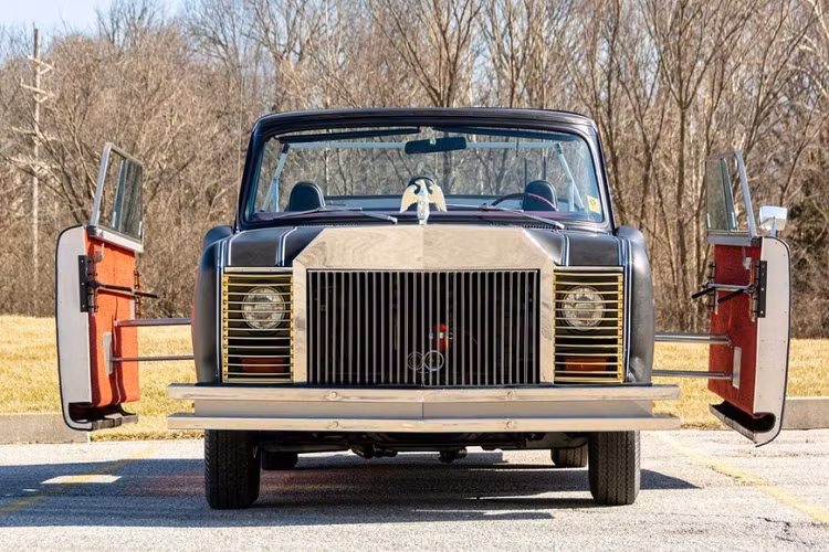 Nhà phát minh và doanh nhân Bruce Baldwin Mohs là người đã nảy ra ý tưởng tạo nên một chiếc xe Mohs SafariKar đi săn tối thượng như thế này. Sau khi thành công rực rỡ với những ý tưởng như sữa lắc tức thời, tấm phản xạ rào chắn trên đường cao tốc, và lớp phủ ngăn ngừa ống truyền hình phát nổ, ông ấy muốn bước chân vào ngành công nghiệp ôtô.