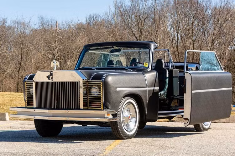 Có lẽ hầu hết những người mê xe đều chưa từng nghe đến cái tên Mohs SafariKar đời 1973, đó là một chuyện dễ hiểu bởi nó là một chiếc xe cực hiếm và lạ lùng trên đời. Được giới thiệu lần đầu trong năm 1973, cỗ máy dị thường này là một trong 3 nguyên mẫu được chế tạo để làm một phương tiện nhấn mạnh an toàn cho việc đi săn ở châu Phi.