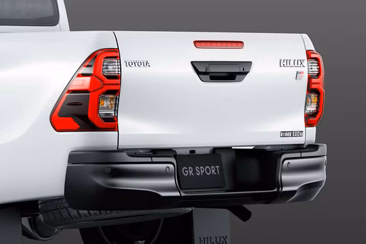 Một số chi tiết mới khác bao gồm cản va sau màu đen, huy hiệu GR Sport xung quanh xe, cùm phanh trước màu đỏ (phía sau là phanh tang trống) và bộ mâm 6 chấu kép 18 inch sơn hai tông màu. Toyota Hilux GR Sport tại Nhật Bản không có lớp dán decal thân xe và thanh chắn thể thao ở thùng hàng sau như phiên bản Thái Lan.