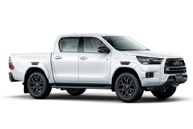 Trước khi tìm hiểu về sự khác biệt, hãy cùng tập trung vào điểm chung của cả hai phiên bản. Mẫu xe bán tải Toyota Hilux GR Sport có thiết kế lưới tản nhiệt mới cùng dòng chữ “TOYOTA” thay thế cho logo thông thường - tương tự như trên Land Cruiser GR Sport.