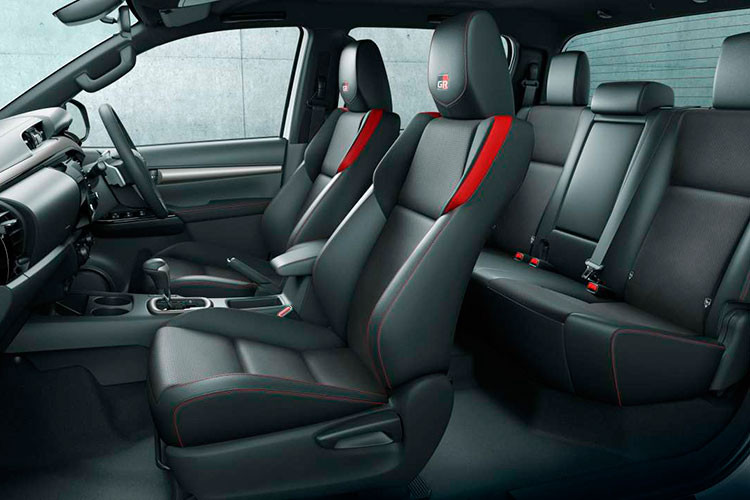 Không có bất cứ thay đổi nào về hệ truyền động, Toyota Hilux GR Sport vẫn sử dụng động cơ dầu tăng áp 2.4L sản sinh công suất tối đa 148 mã lực và momen xoắn cực đại 400 Nm. Đi kèm là hộp số tự động 6 cấp và hệ dẫn động 4 bánh bán thời gian.