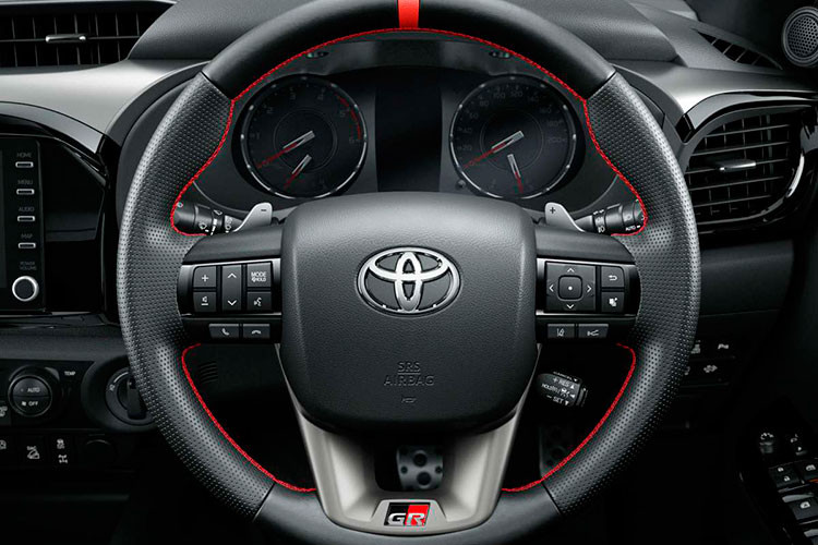 Mặc dù không được đánh giá cao về tính thẩm mỹ khi so với mẫu xe dành cho thị trường Thái Lan, nhưng Toyota Hilux GR Sport tại Nhật Bản có hệ thống treo tinh chỉnh giúp cải thiện khả năng phản hồi đến vô lăng và mang đến cảm giác lái thoải mái nhất.