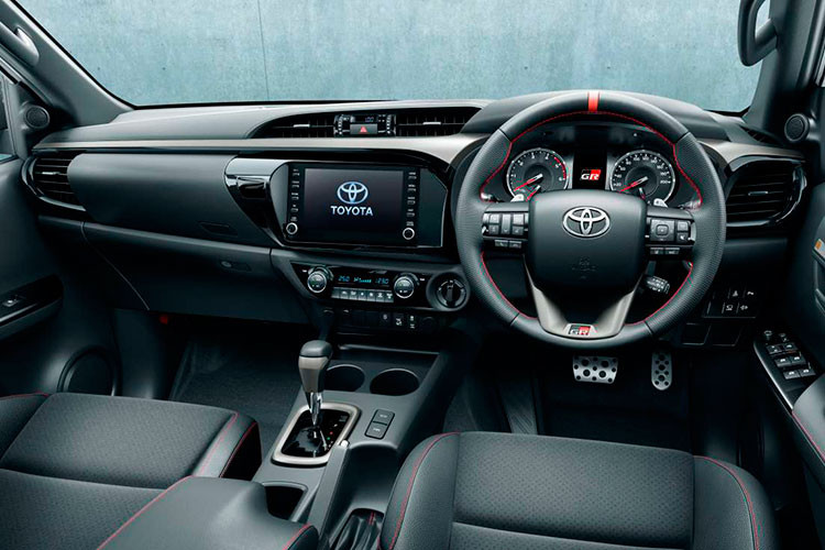 Ở bên trong, hàng ghế lái thiết kế thể thao được bọc bằng da tổng hợp với logo GR nổi bật thêu trên tựa đầu. Vô lăng 3 chấu bọc da tối màu với đường chỉ khâu màu đỏ nổi bật cùng logo GR ở đáy. Ngoài ra, nút bấm khởi động, màn hình công cụ kỹ thuật số và chìa khóa cũng có logo GR.