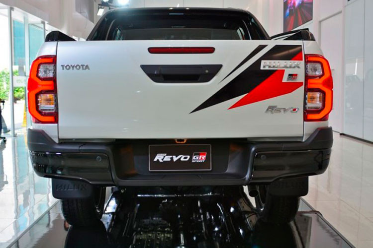 Được phát triển dựa trên biến thể Z hiện đang phân phối tại Nhật Bản, Toyota Hilux GR Sport có đầy đủ các tính năng như điều hòa hai vùng độc lập, khởi động không cần chìa khóa, ghế lái chỉnh điện, màn hình trung tâm cảm ứng 8.0 inch và lẫy chuyển số sau vô lăng.