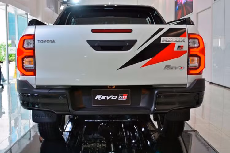 Được phát triển dựa trên biến thể Z hiện đang phân phối tại Nhật Bản, Toyota Hilux GR Sport có đầy đủ các tính năng như điều hòa hai vùng độc lập, khởi động không cần chìa khóa, ghế lái chỉnh điện, màn hình trung tâm cảm ứng 8.0 inch và lẫy chuyển số sau vô lăng.