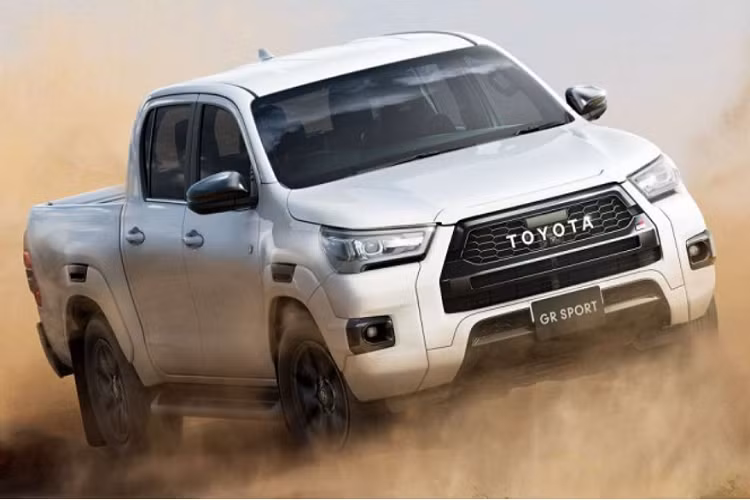 Vào tháng 4 năm nay, thị trường Thái Lan đã có cơ hội chào đón Toyota Hilux GR Sport 2022 mới với một số cải tiến về mặt thẩm mỹ mang đến một diện mạo thể thao hơn. Mẫu xe này vừa qua cũng chính thức ra mắt thị trường Nhật Bản, nhưng với một chút khác biệt so với phiên bản được bán ra tại Thái Lan.