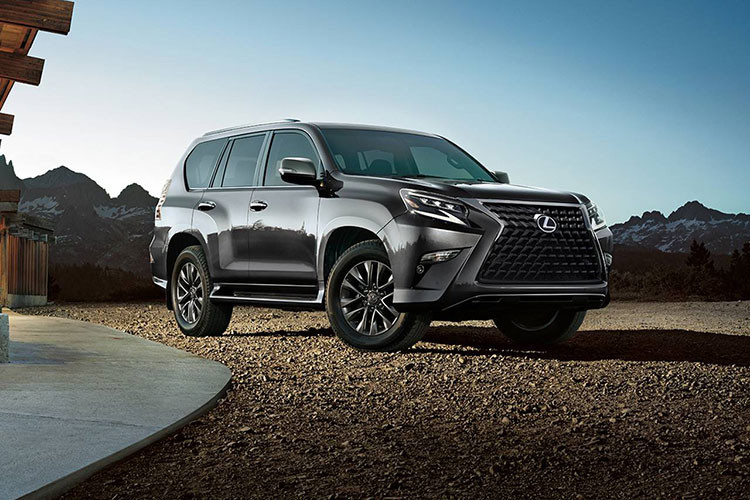 Về ngoại hình Lexus GX 2022 mới vẫn duy trì ngôn ngữ thiết kế ngoại thất đặc trưng với lưới tản nhiệt hình con suốt, cụm đèn pha LED 3 bóng được viền khung bằng dải đèn chiếu sáng ban ngày hình chữ L.