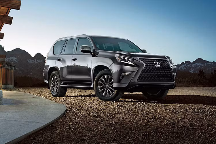 Về ngoại hình Lexus GX 2022 mới vẫn duy trì ngôn ngữ thiết kế ngoại thất đặc trưng với lưới tản nhiệt hình con suốt, cụm đèn pha LED 3 bóng được viền khung bằng dải đèn chiếu sáng ban ngày hình chữ L.