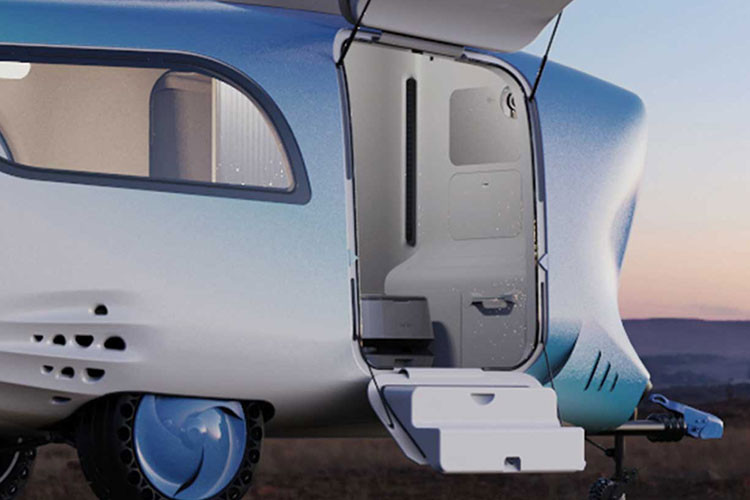 Để có thêm không gian bên trong, nhà bếp cũng có thể được sử dụng bên ngoài, và trượt vào bên trong cabin khi gặp thời tiết xấu. Phòng ngủ nằm trên một bộ phận trượt ra ở phía sau, và dựa trên một giá đỡ để tạo sự ổn định hơn. Khu vực này và phòng sinh hoạt chính đều có lều bật lên, tạo ra chiều cao đủ để đứng thẳng người, và góp phần làm nên một nội thất thoáng mát, ấm cúng ấn tượng.