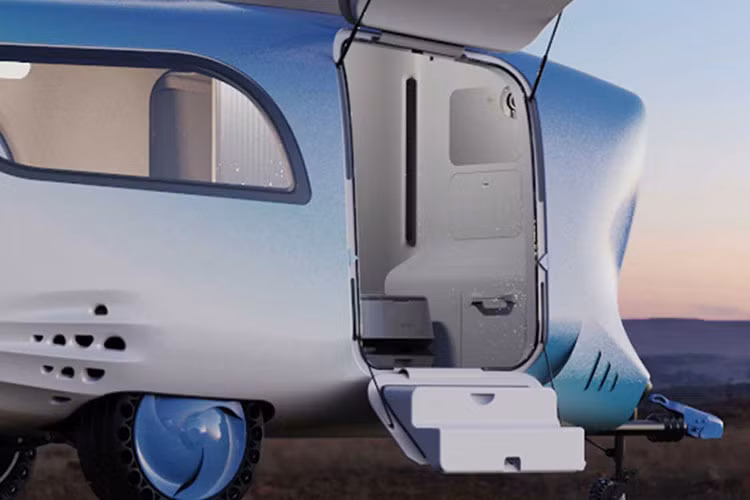 Để có thêm không gian bên trong, nhà bếp cũng có thể được sử dụng bên ngoài, và trượt vào bên trong cabin khi gặp thời tiết xấu. Phòng ngủ nằm trên một bộ phận trượt ra ở phía sau, và dựa trên một giá đỡ để tạo sự ổn định hơn. Khu vực này và phòng sinh hoạt chính đều có lều bật lên, tạo ra chiều cao đủ để đứng thẳng người, và góp phần làm nên một nội thất thoáng mát, ấm cúng ấn tượng.