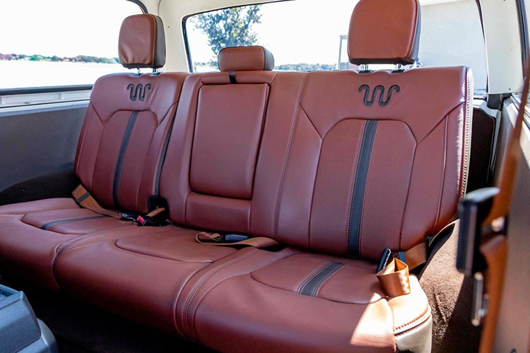 Ngoài ra, bản độ này còn sở hữu ghế ngồi bọc da King Ranch khá đẹp mắt với khả năng chỉnh điện ở hàng ghế lái.